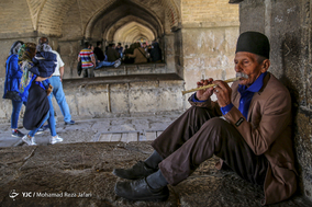 مسافرین نوروزی در پل خواجوی اصفهان