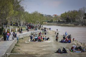 مسافرین نوروزی در پل خواجوی اصفهان