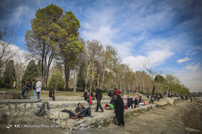 مسافرین نوروزی در پل خواجوی اصفهان