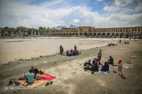 مسافرین نوروزی در پل خواجوی اصفهان