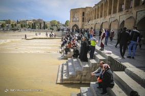 مسافرین نوروزی در پل خواجوی اصفهان