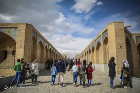 مسافرین نوروزی در پل خواجوی اصفهان