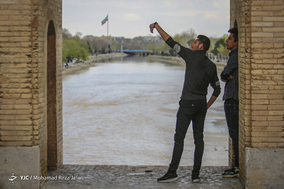 مسافرین نوروزی در پل خواجوی اصفهان