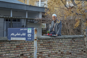 حاج کریم تاتاری، ۶۳ ساله، معلم بازنشسته .
خانه اش را آب گرفته است و خانواده اش را به خارج از شهر فرستاده و خودش تنها برای نگهداری از خانه اش مانده است.