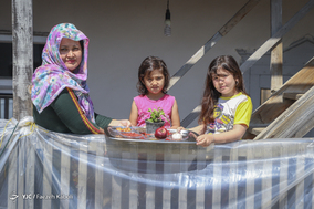 سمیرا کُر، ۲۹ ساله، خانه دار.
خانه اش ترک برداشته و آبگرفته است. همسرش برای ساخت سنگر به ابتدای گمیشان رفته است. او باردار است با دو فرزندش در خانه مانده است.