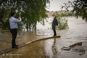 در حاشیه دزِ خروشان