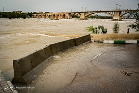 در حاشیه دزِ خروشان