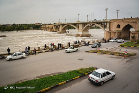 در حاشیه دزِ خروشان