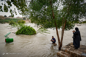در حاشیه دزِ خروشان