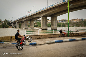 در حاشیه دزِ خروشان