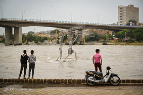 در حاشیه دزِ خروشان