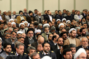 دیدار مسئولان نظام و سفرای اسلامی با رهبر انقلاب