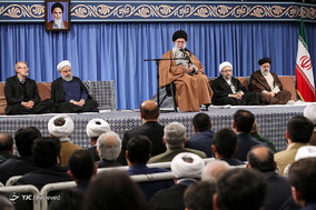 دیدار مسئولان نظام و سفرای اسلامی با رهبر انقلاب