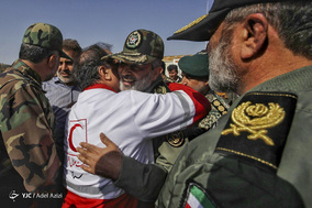 گفت و گوی سلیمی رییس امداد نجات هلال احمر کشور با امیرسرلشکر موسوی فرمانده‌ کل‌ ارتش  در جریان بازدید از روند امدادرسانی به منطقه سیل زده پلدختر