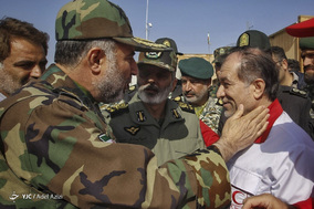 گفت و گوی سلیمی رییس امداد نجات هلال احمر کشور با امیرسرلشکر موسوی فرمانده‌ کل‌ ارتش  در جریان بازدید از روند امدادرسانی به منطقه سیل زده پلدختر