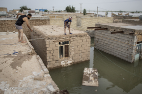 اکثر اهالی روستای سیدعباس شوش به دلیل ارتفاع زیاد آب در خیابان‌ها بر پشت‌بام خانه‌های خود سکونت دارند.