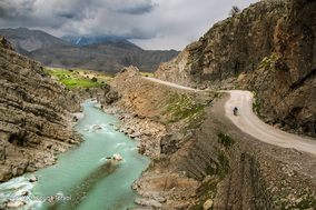 علیرضا در حال رفتن به مدرسه، که مسافت آن از شهر لالی تا روستای کوری تقریبا ۴۰ کیلومتر میباشد.
در زبان بختیاری از تاریخ ۱ اسفند تا ۷ اسفند را «ششه دالو» مینامند که بیانگر اینست که سرمای۶۰ روز قبل زمستان یک طرف و این ۶ روز یک طرف ! بطوریکه دمای هوا بشدت در این زمان کاهش میابد.
منطقه چلوار استان خوزستان / ۱ اسفند ۱۳۹۷