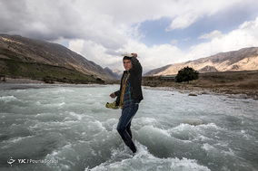 فرهاد، دانش آموز مدرسه راهنمایی حضرت زینب(س) در روستای هالکون می‌باشد و خود در روستای کوری زندگی میکند. او هر روز باید برای رفت و آمد به مدرسه‌اش از داخل رود عبور کند.
30 بهمن 1397