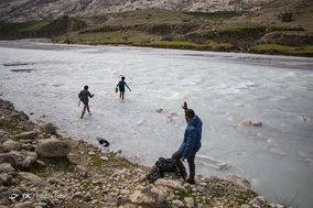 علیرضا پس از گذر از «تلوک» با روح اللّه و سجاد که دانش آموزان مدرسه راهنمایی روستای هالکون میباشند احوال پرسی میکند . خیس نشدن کتاب هایشان دغدغه اصلی بچه هاست.
پدر و مادر ها هر روز نگران وضعیت خطرناک فرزندانشان هستند و مطالبه یشان ساخت پل بوده که تا امروز بی نتیجه مانده است!
1 اسفند 1397
