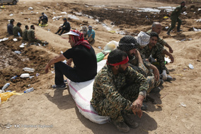 با وجود تلاش شبانه روزی مردم و گروه‌های جهادی در ساخت سدبند خاکی در عین ۲ اهواز، سیلاب با پیشروی آب رودخانه کرخه از سمت اندیمشک به ورودی شهر اهواز رسید. ساکنین عین ۲ غرق در بیم و امید مهار سیل هستند و همچنان دست از تلاش و مقاومت برنداشتنه اند.