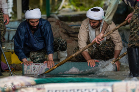 فعالیت گروه‌های جهادی از طلاب و بسیجیان در شست و شوی وسایل و قالی مناطق سیل زده لرستان