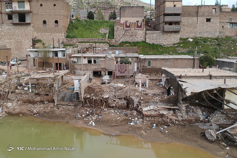 به گِل نشستگان