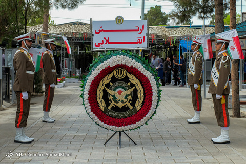 رونمایی از تقریظ رهبر انقلاب بر کتاب «در کمین گل سرخ»