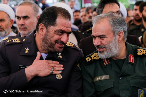 رونمایی از تقریظ رهبر انقلاب بر کتاب «در کمین گل سرخ»