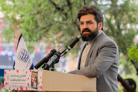رونمایی از تقریظ رهبر انقلاب بر کتاب «در کمین گل سرخ»