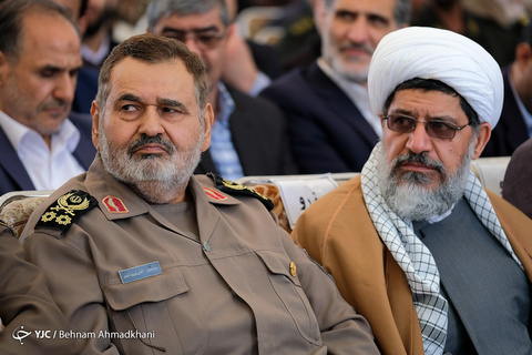 رونمایی از تقریظ رهبر انقلاب بر کتاب «در کمین گل سرخ»