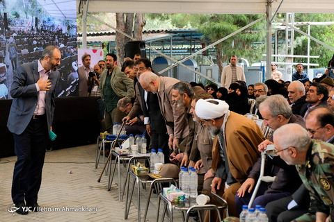 رونمایی از تقریظ رهبر انقلاب بر کتاب «در کمین گل سرخ»