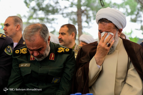 رونمایی از تقریظ رهبر انقلاب بر کتاب «در کمین گل سرخ»