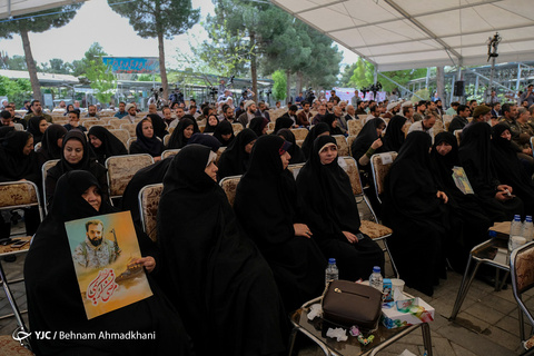 رونمایی از تقریظ رهبر انقلاب بر کتاب «در کمین گل سرخ»