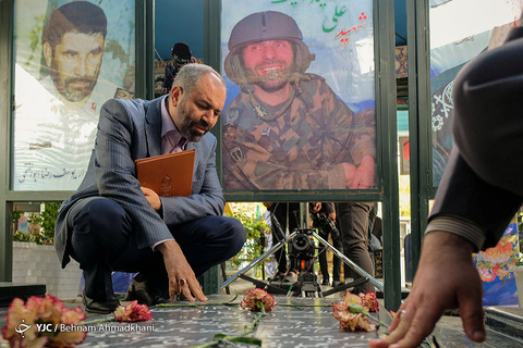 رونمایی از تقریظ رهبر انقلاب بر کتاب «در کمین گل سرخ»