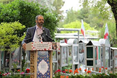 رونمایی از تقریظ رهبر انقلاب بر کتاب «در کمین گل سرخ»
