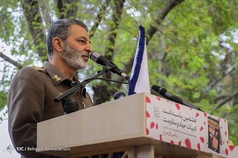 رونمایی از تقریظ رهبر انقلاب بر کتاب «در کمین گل سرخ»