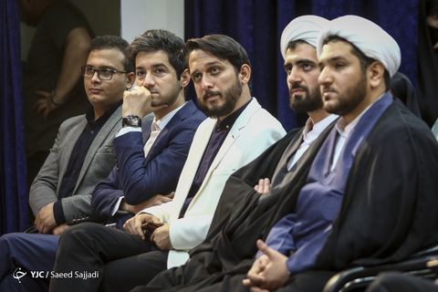 حضور نجم‌الدین شریعتی، مجری رسانه ملی در مراسم رونمایی از کتاب شعر یحیی، پنجمین مجموعه شعر سیدحمیدرضا برقعی
