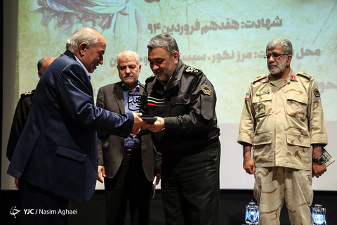 رونمایی از کتاب «مهران می‌خندد» زندگینامه و خاطرات مرزبان شهید «مهران اِقرع»