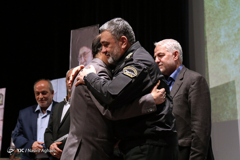 رونمایی از کتاب «مهران می‌خندد» زندگینامه و خاطرات مرزبان شهید «مهران اِقرع»
