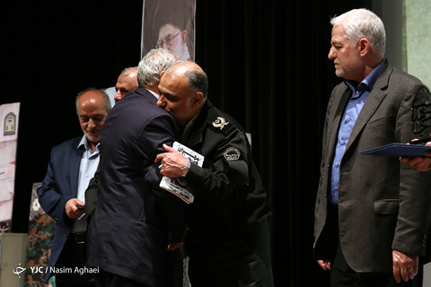 رونمایی از کتاب «مهران می‌خندد» زندگینامه و خاطرات مرزبان شهید «مهران اِقرع»
