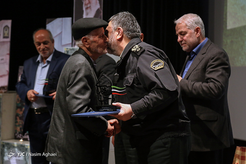 رونمایی از کتاب «مهران می‌خندد» زندگینامه و خاطرات مرزبان شهید «مهران اِقرع»
