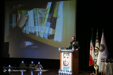 رونمایی از کتاب «مهران می‌خندد» زندگینامه و خاطرات مرزبان شهید «مهران اِقرع»