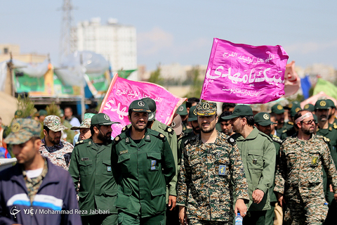 زائران به سوی میعادگاه منتظران