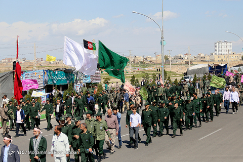 زائران به سوی میعادگاه منتظران