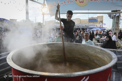 زائران به سوی میعادگاه منتظران