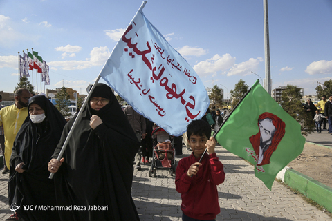 زائران به سوی میعادگاه منتظران