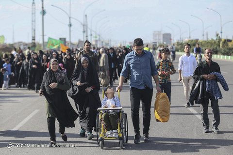 زائران به سوی میعادگاه منتظران