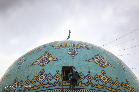مراسم تعویض پرچم گنبد مسجد مقدس جمکران در آستانه نیمه شعبان، میلاد حضرت امام مهدی(عج)