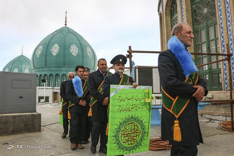 مراسم تعویض پرچم گنبد مسجد مقدس جمکران در آستانه نیمه شعبان، میلاد حضرت امام مهدی(عج)