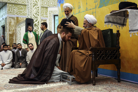 مراسم عمامه گذاری طلاب به مناسبت نیمه شعبان در حوزه علمیه امام خمینی (ره)